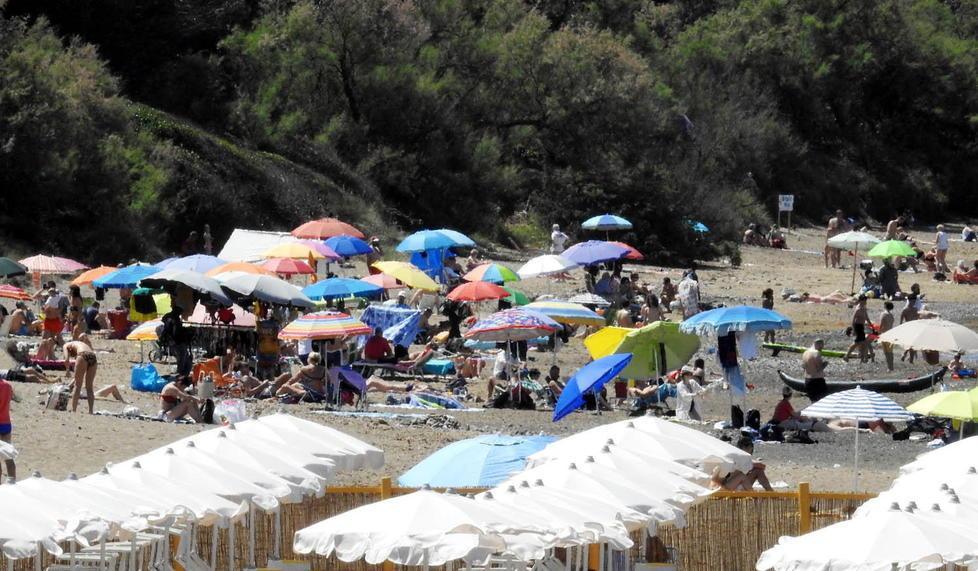 Baratti, tanti turisti in pineta e in spiaggia, ma i bagni pubblici sono ancora fuori uso 
