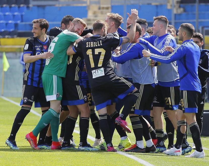 Foto che ritrae in un abbraccio i giocatori del Pisa dopo uno dei gol segnati nel metch interno contro il Cosenza