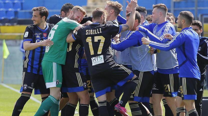 Foto che ritrae in un abbraccio i giocatori del Pisa dopo uno dei gol segnati nel metch interno contro il Cosenza