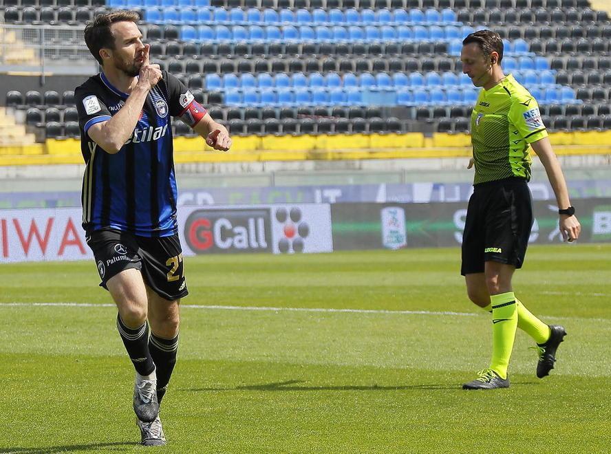Robert Gucher dopo il gol rifilato al Cosenza (foto Muzzi)