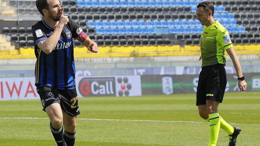 Robert Gucher dopo il gol rifilato al Cosenza (foto Muzzi)