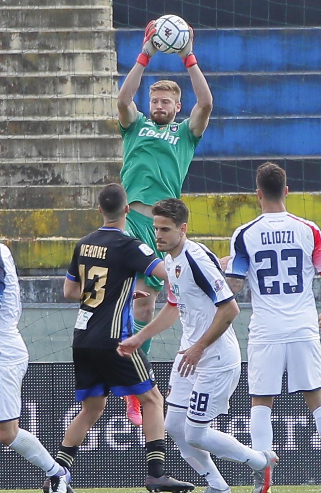Un'uscita in alta quota del portiere Stefano Gori (foto Muzzi)