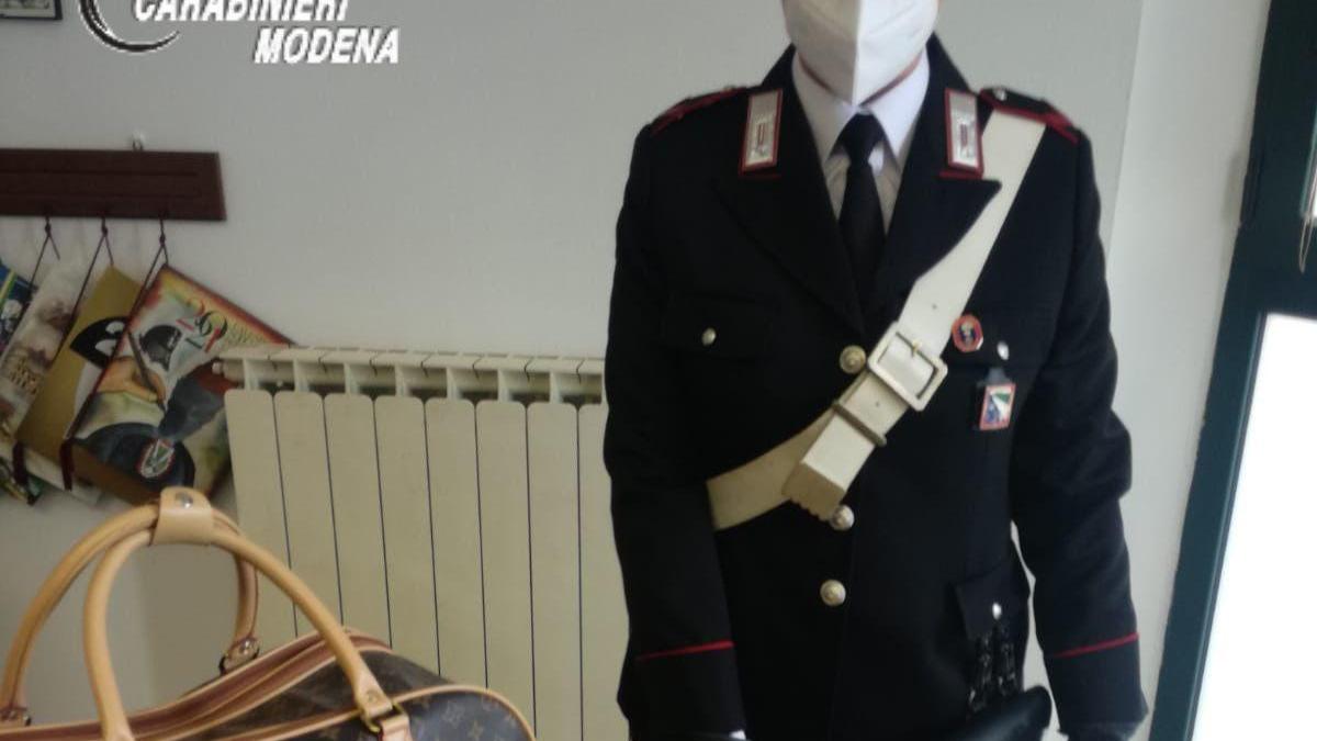 Carpi, viene assunto per un trasloco da un amico e gli ruba due orologi, la fede e una borsa