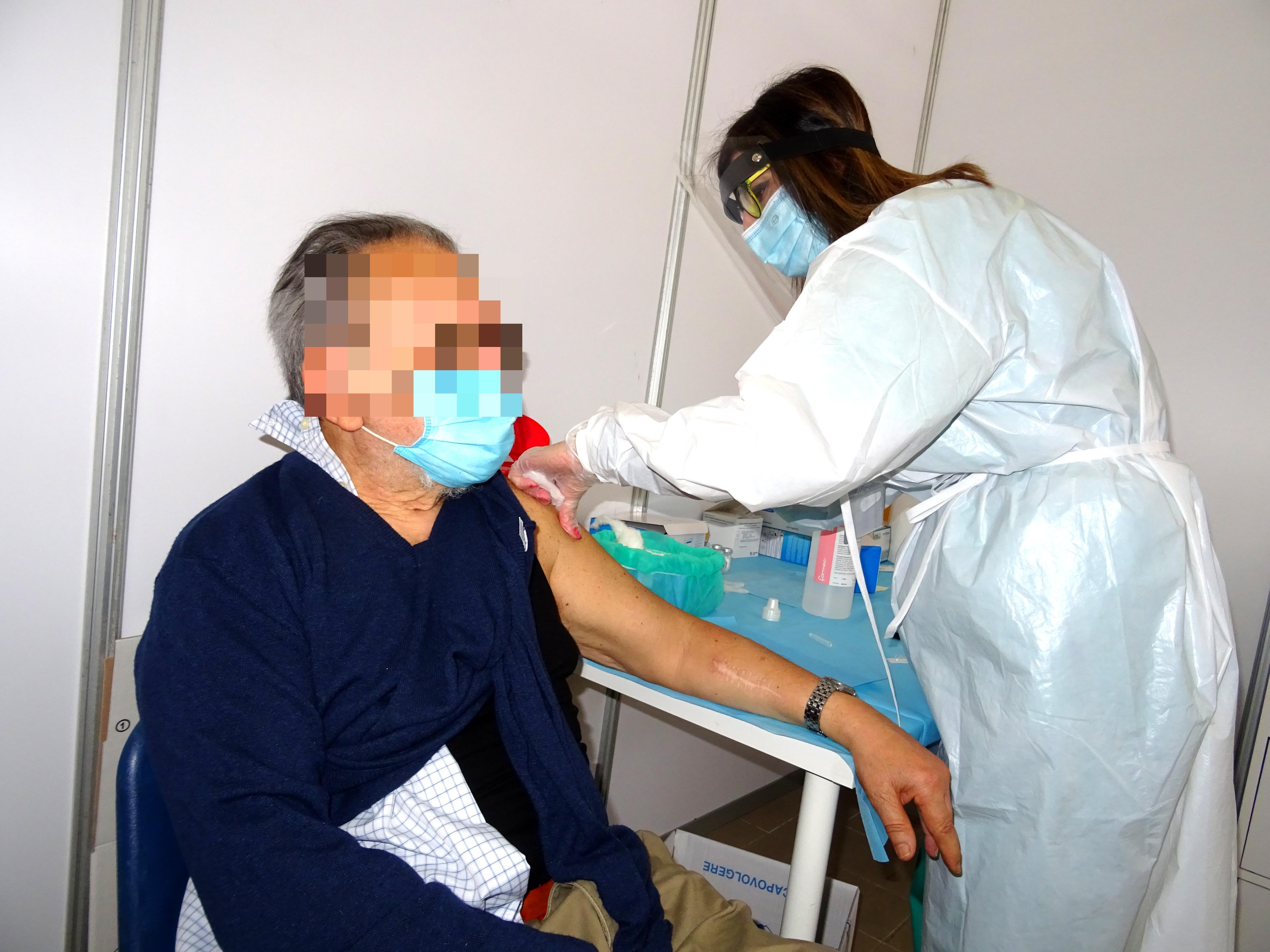 Covid, vaccinazioni: 60mila prenotazioni in 24 ore con la piattaforma Poste Italiane