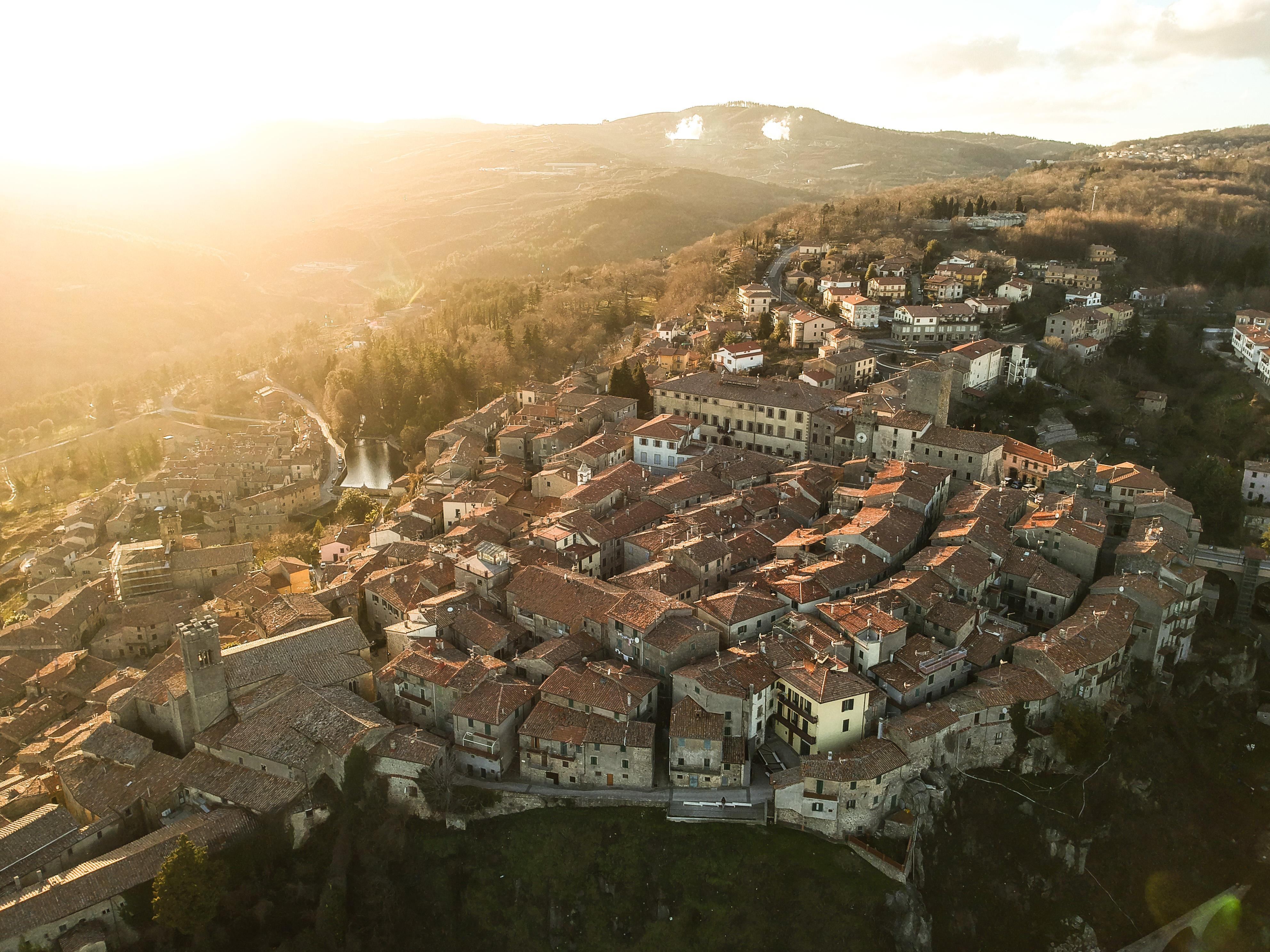 Tutti a vivere a Santa Fiora, il paese dello smart working