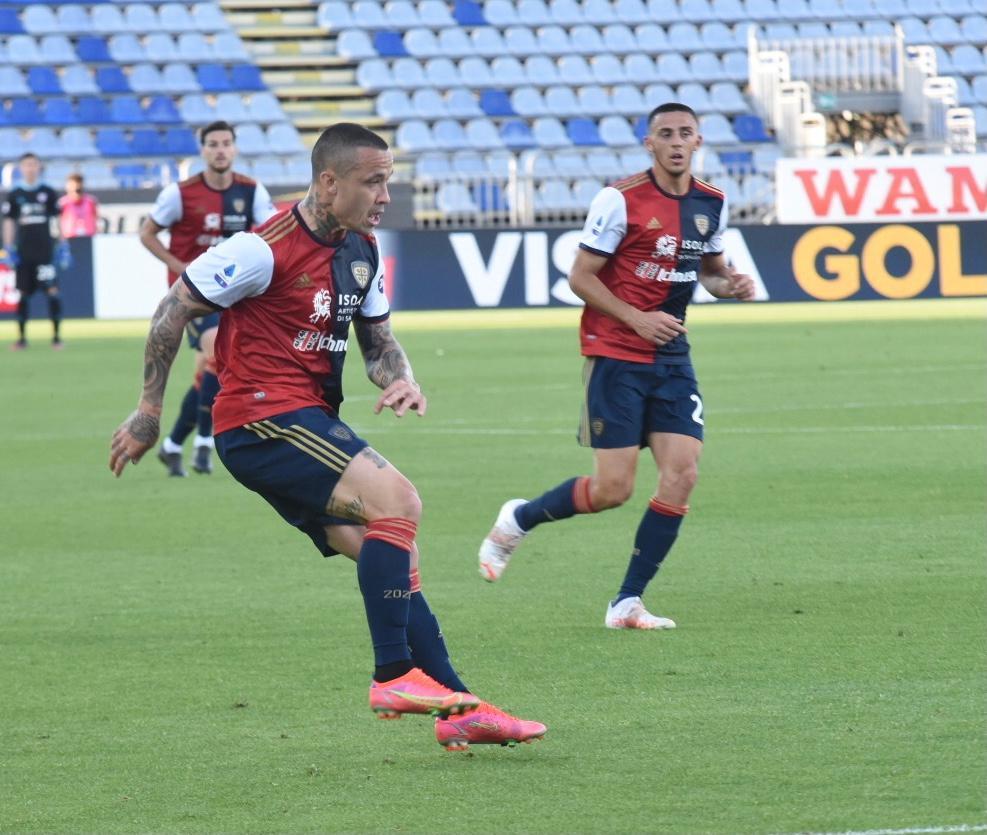 Radja Nainggolan in azione sotto lo sguardo di Gabriele Zappa (foto mario rosas)