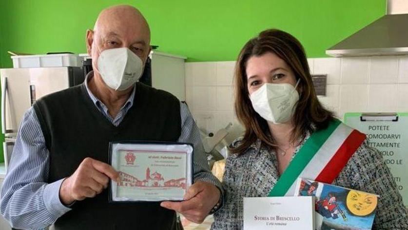 Il medico Fabrizio Reni assieme alla sindaca Elena Benassi