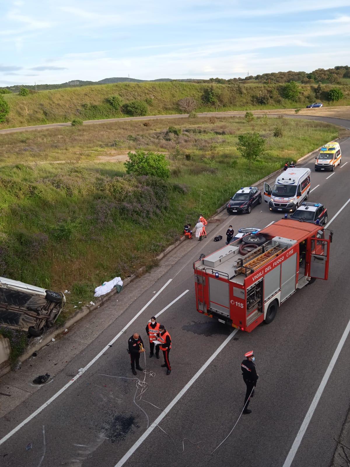 Pattada, l'auto vola fuori strada: muore un 23enne di Alà dei Sardi 