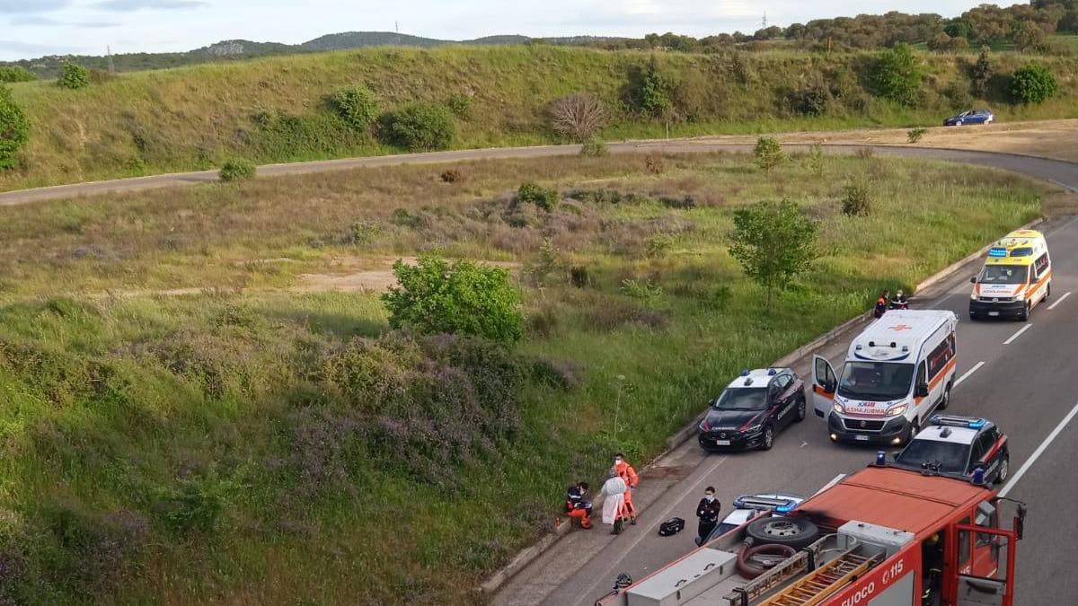 Pattada, l'auto vola fuori strada: muore un 23enne di Alà dei Sardi 