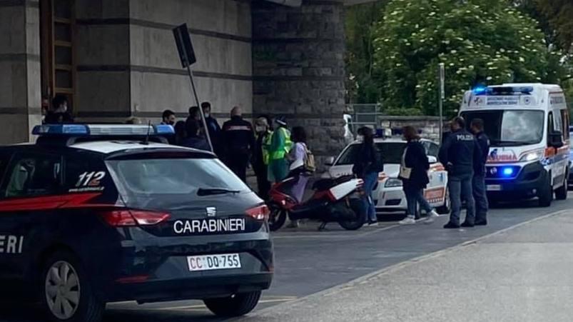 Carabinieri e ambulanza intervenuti alla stazione