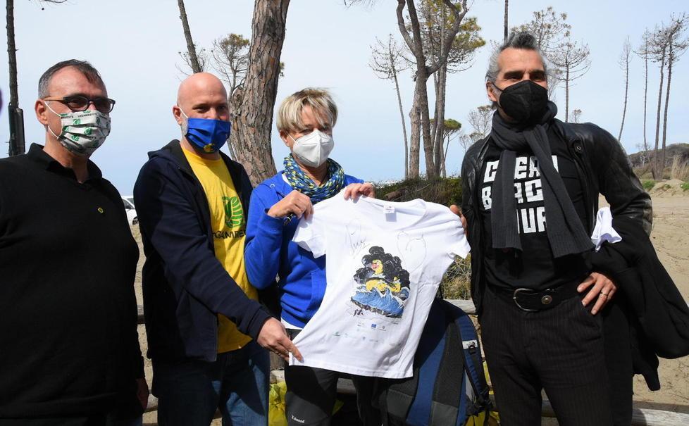 Piero Pelù e tanti volontari puliscono la spiaggia dai rifiuti