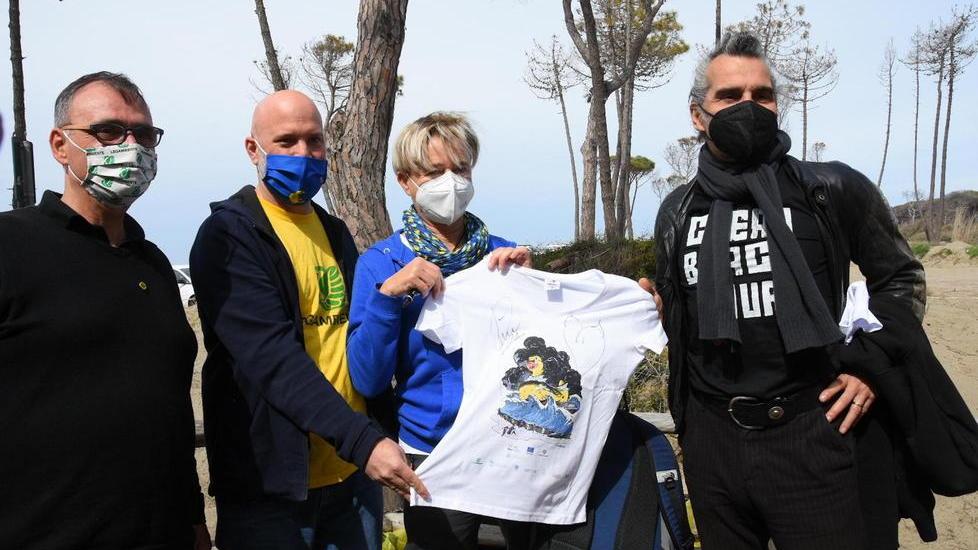 Piero Pelù e tanti volontari puliscono la spiaggia dai rifiuti
