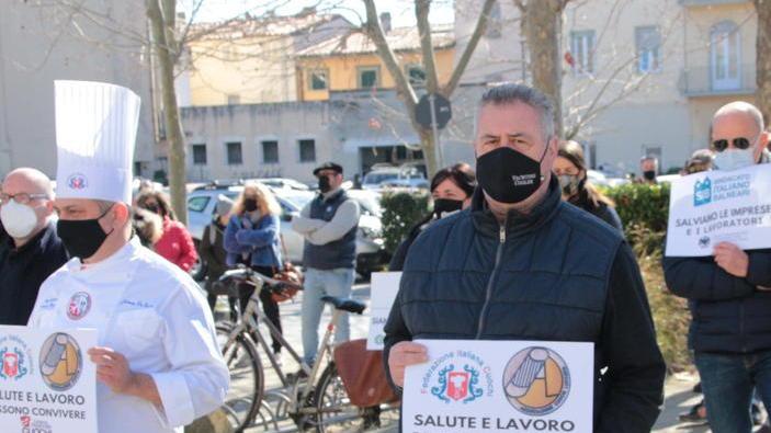 Pioggia e vento, in tanti a pranzo dentro i locali