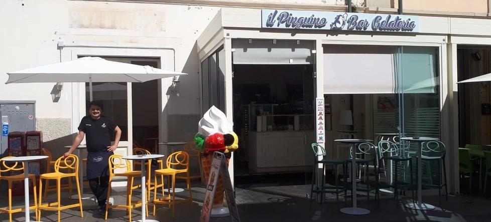 Francesco Creatini all’esterno del suo bar gelateria Il PinguinO