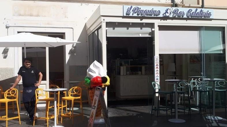Francesco Creatini all’esterno del suo bar gelateria Il PinguinO