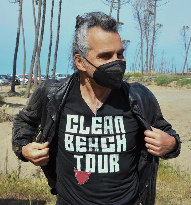 Piero Pelù ripulisce la spiaggia di Alberese L’appello: «L’usa e getta è la nostra bara» 