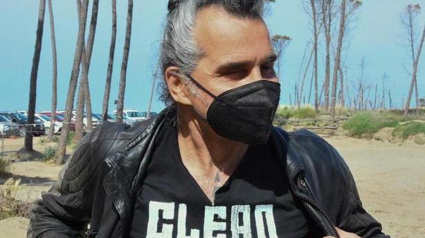 Piero Pelù ripulisce la spiaggia di Alberese L’appello: «L’usa e getta è la nostra bara»