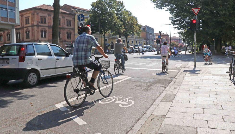 Ciclisti protetti e in pole ai semafori si sperimentano le “case avanzate” 