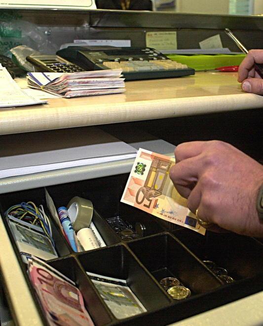 Maltratta e picchia la mamma per prenderle la pensione 
