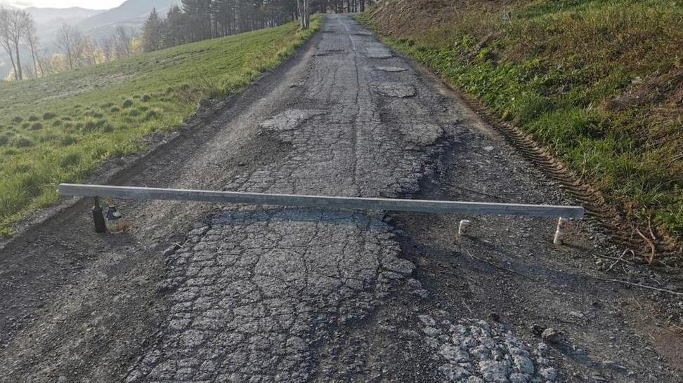 Strada piena di voragini fa causa al Comune per i danni alla sua auto