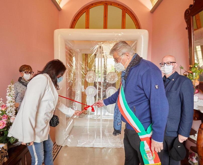 Una “stanza degli abbracci” gonfiabile per poter incontrare i propri familiari 