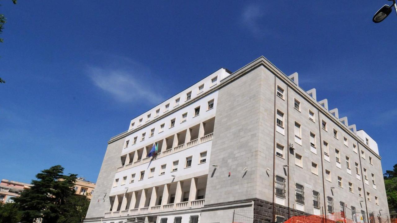 Fumogeni durante la partita: tifosi della Torres a processo