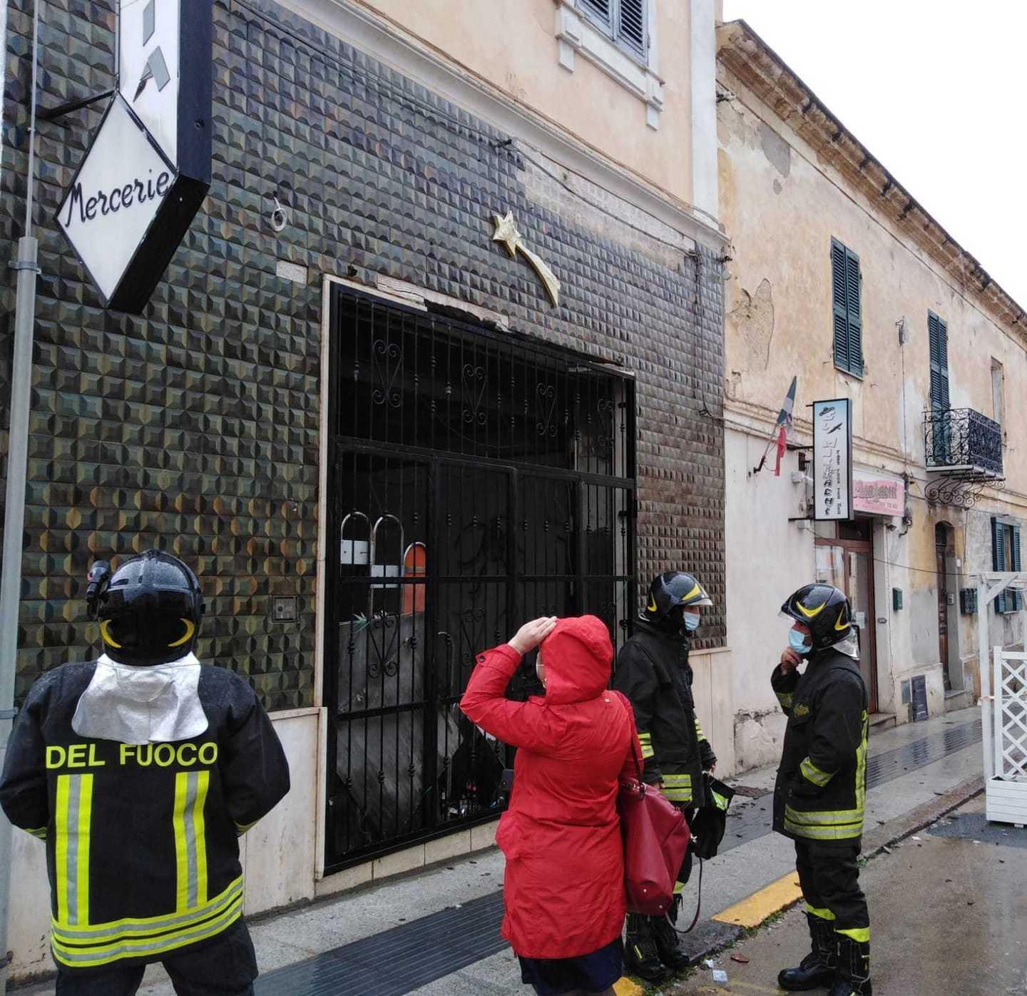 Attimi di paura per una fiammata all’ex merceria