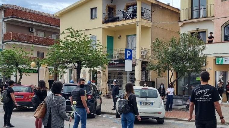 Uniti da un nastro bianco in un silenzio commosso