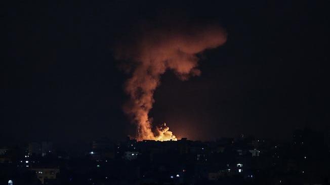Raffica di razzi su Israele, bombardata Gaza City