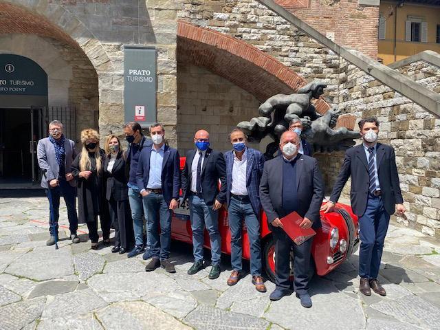 I promotori della Mille Miglia a Prato in piazza del Comune