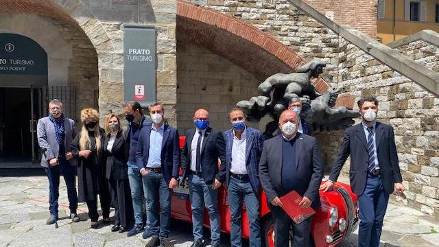I promotori della Mille Miglia a Prato in piazza del Comune