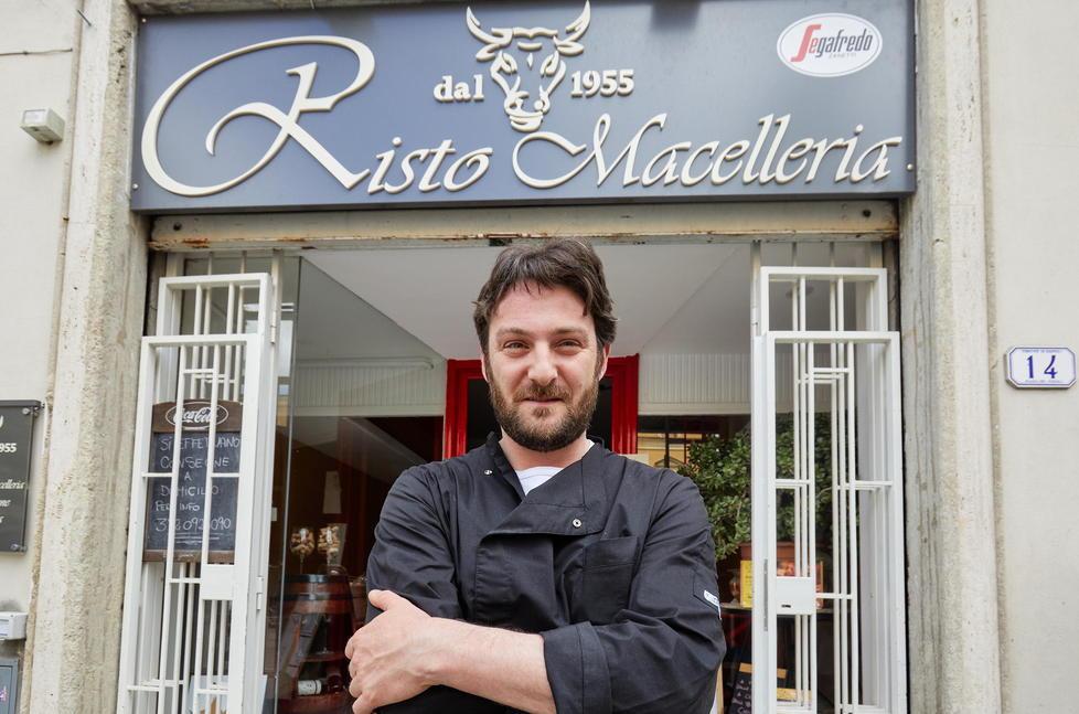 Marco Calò titolare della RistoMacelleria di piazza del Popolo di Empoli (Foto Carlo Sestini)