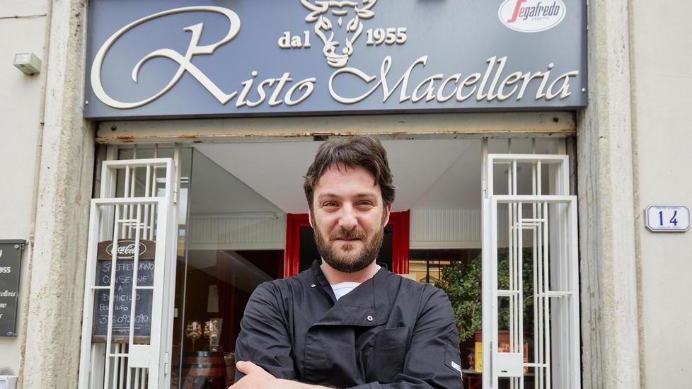 Marco Calò titolare della RistoMacelleria di piazza del Popolo di Empoli (Foto Carlo Sestini)