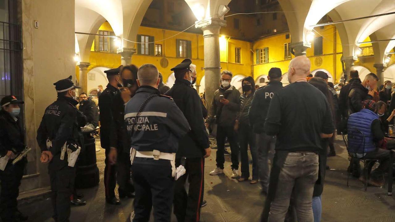 In alto controlli in piazza delle Vettovaglie