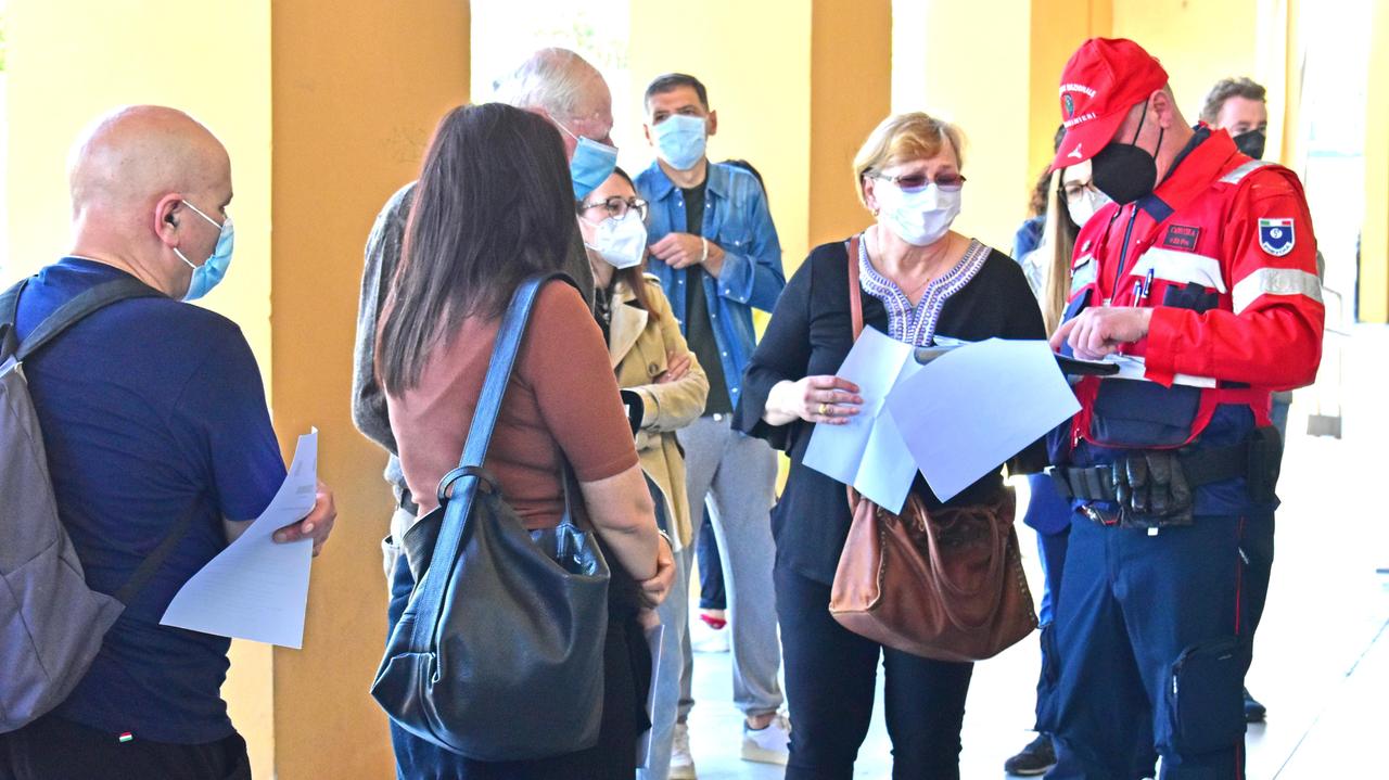 Cittadini in attesa di essere vaccinati vengono accolti alla Cattedrale ex Breda. Da oggi ci si potrà vaccinare anche all’Mcl di San Biagio