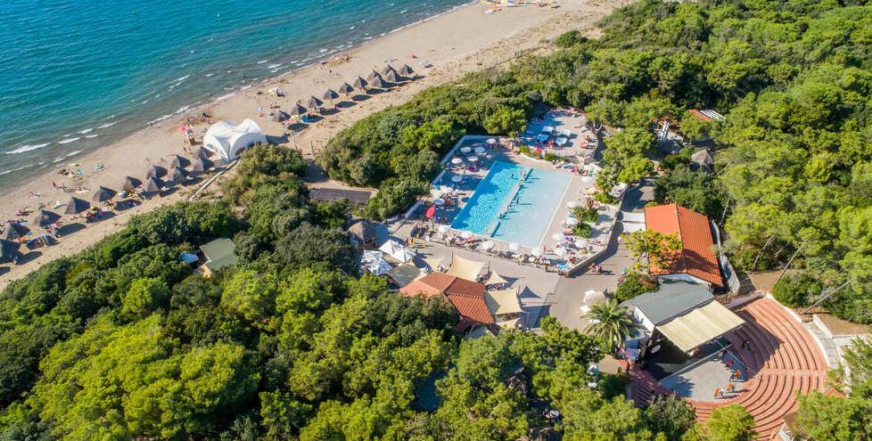 Una veduta dall’alto del Paradù Ecovillage & Resort a Marina di Castagneto