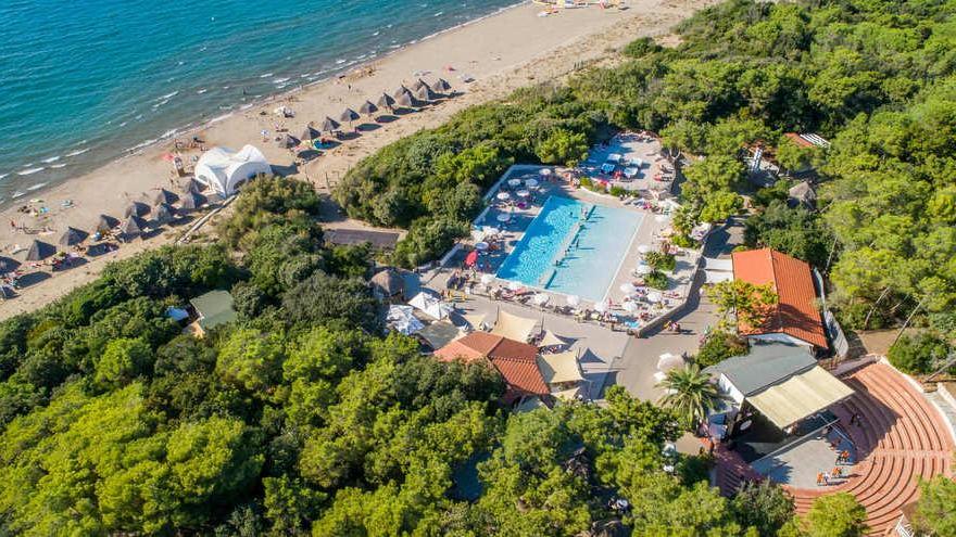 Una veduta dall’alto del Paradù Ecovillage & Resort a Marina di Castagneto