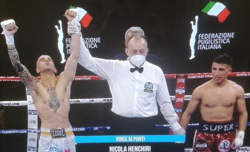 A sinistra Nicola Henchiri con le braccia al cielo dopo la proclamazione della vittoria