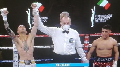 A sinistra Nicola Henchiri con le braccia al cielo dopo la proclamazione della vittoria
