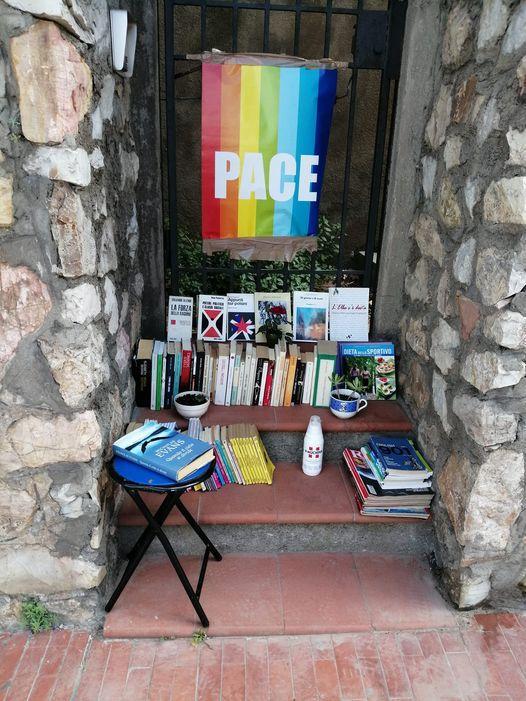La mini-libreria di Portoferraio "sfrattata" dalla cabina telefonica, ora trova spazio in via Marconi