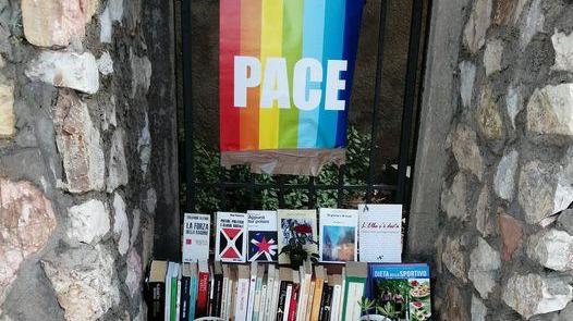 La mini-libreria di Portoferraio "sfrattata" dalla cabina telefonica, ora trova spazio in via Marconi