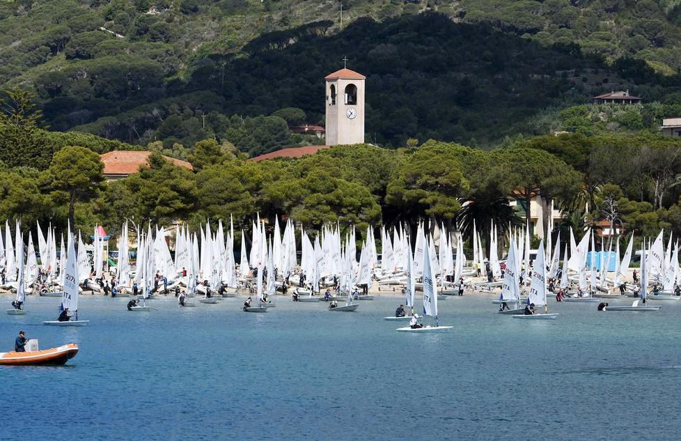 Lo spettacolo della regata a Marina di Campo (foto Gio’ Di Stefano)