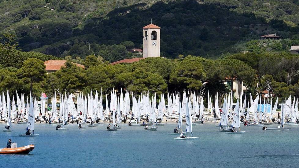 Lo spettacolo della regata a Marina di Campo (foto Gio’ Di Stefano)