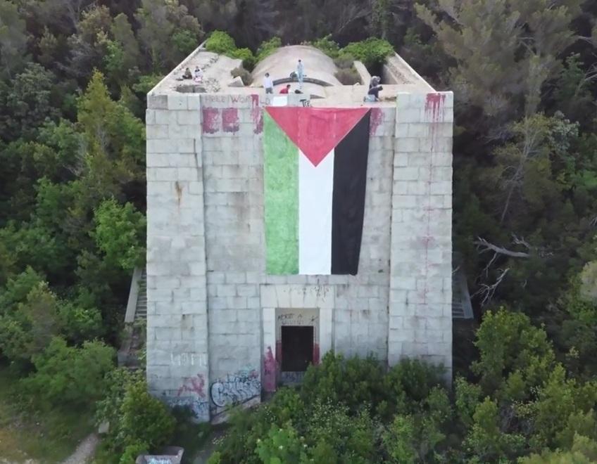 Guerra in Medio Oriente, a Livorno bandiera palestinese appesa sul monumento a Ciano 
