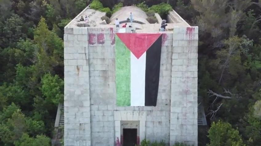 Guerra in Medio Oriente, a Livorno bandiera palestinese appesa sul monumento a Ciano