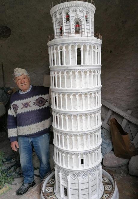 Bruno Marconato accanto alla sua realizzazione