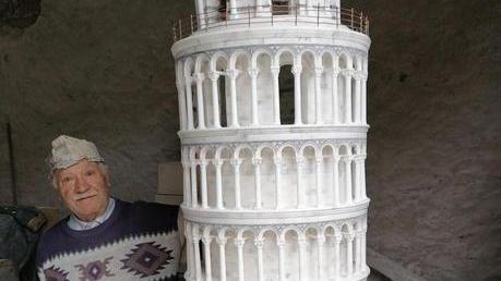 Bruno Marconato accanto alla sua realizzazione
