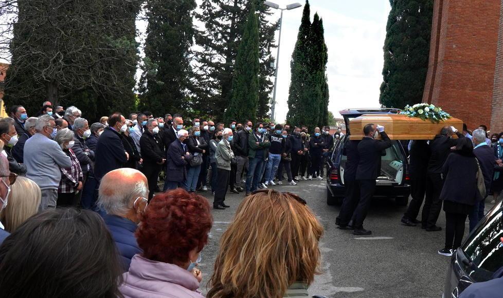La bara di Sara Campinotti durante l'ingresso in chiesa per il funerale (Foto Franco Silvi)