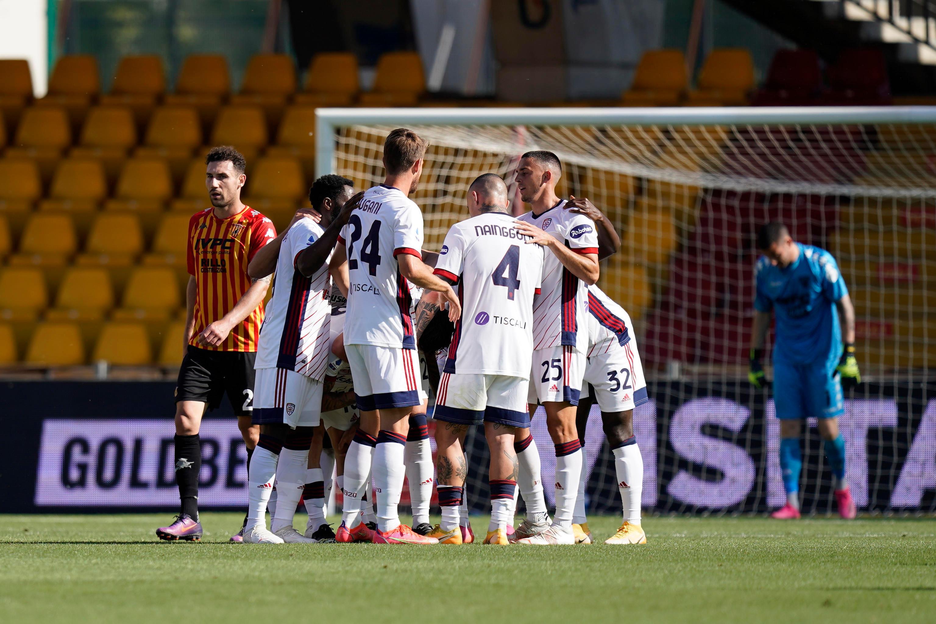 L'abbraccio dei giocatori del Cagliari a Benevento due settimane fa: la vittoria decisiva per la salvezza