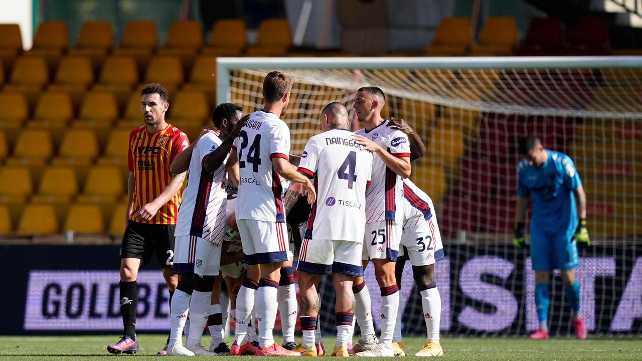 L'abbraccio dei giocatori del Cagliari a Benevento due settimane fa: la vittoria decisiva per la salvezza